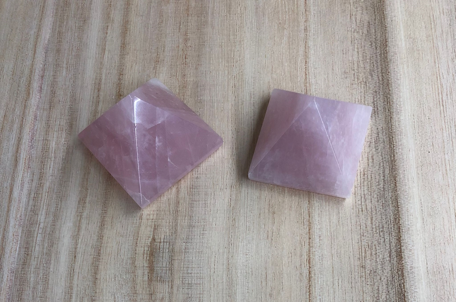 Pirámide Cuarzo Rosa 3.5 cm aprox